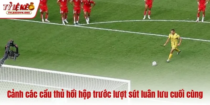 Cảnh các cầu thủ hồi hộp trước lượt sút luân lưu cuối cùng