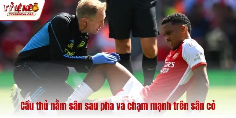 Cầu thủ nằm sân sau pha va chạm mạnh trên sân cỏ