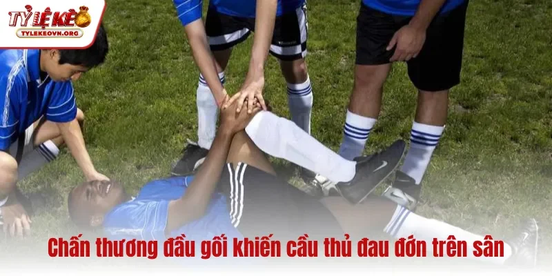 Chấn thương đầu gối khiến cầu thủ đau đớn trên sân