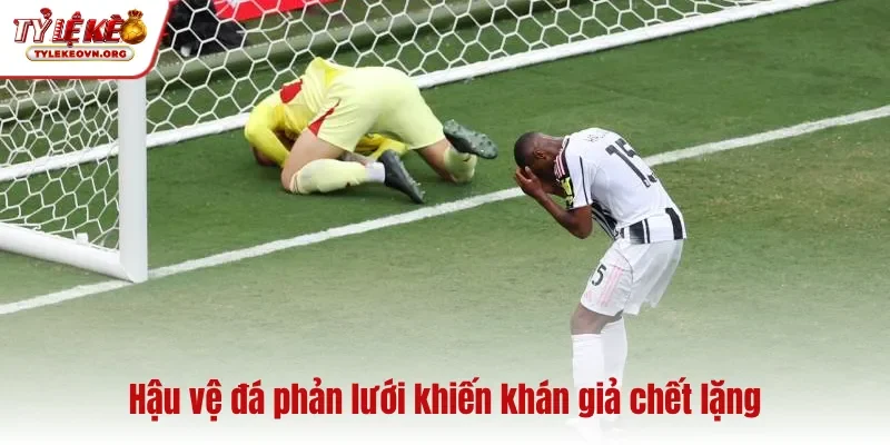 Hậu vệ đá phản lưới khiến khán giả chết lặng
