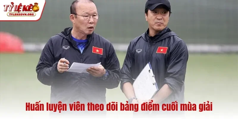 Huấn luyện viên theo dõi bảng điểm cuối mùa giải