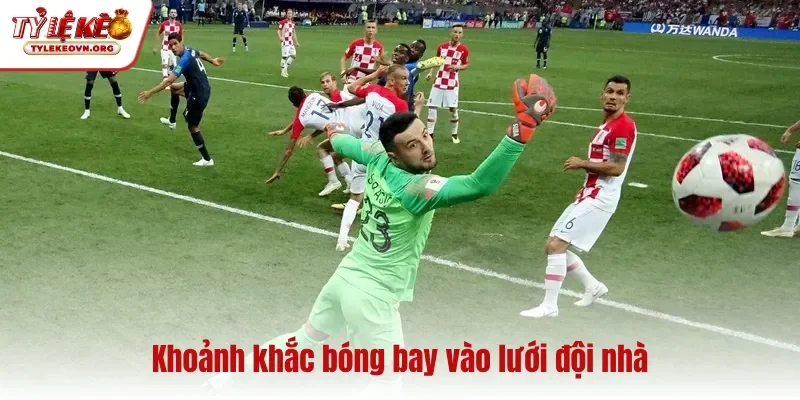 Khoảnh khắc bóng bay vào lưới đội nhà
