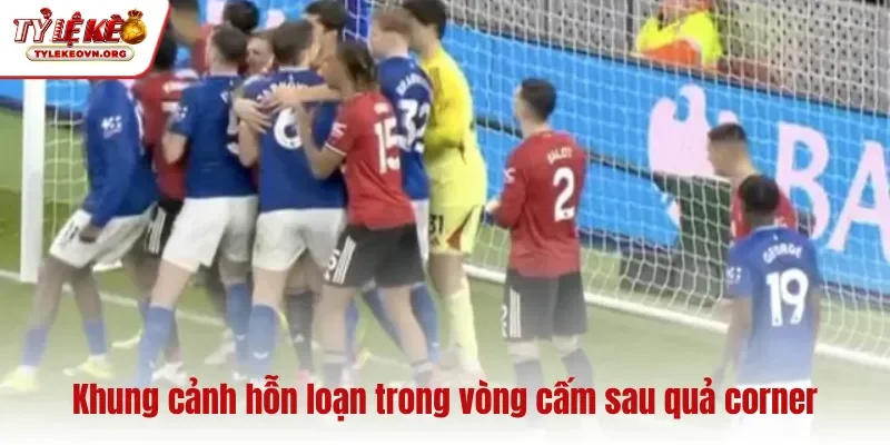 Khung cảnh hỗn loạn trong vòng cấm sau quả corner