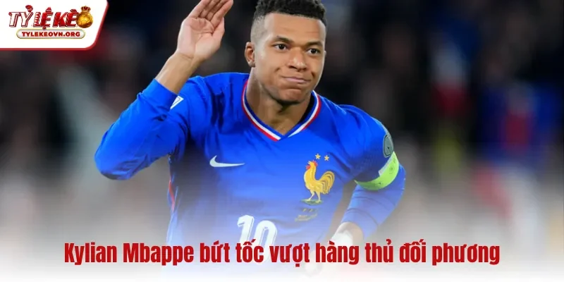Kylian Mbappe bứt tốc vượt hàng thủ đối phương