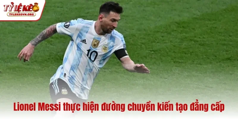 Lionel Messi thực hiện đường chuyền kiến tạo đẳng cấp