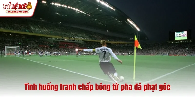 Tình huống tranh chấp bóng từ pha đá phạt góc