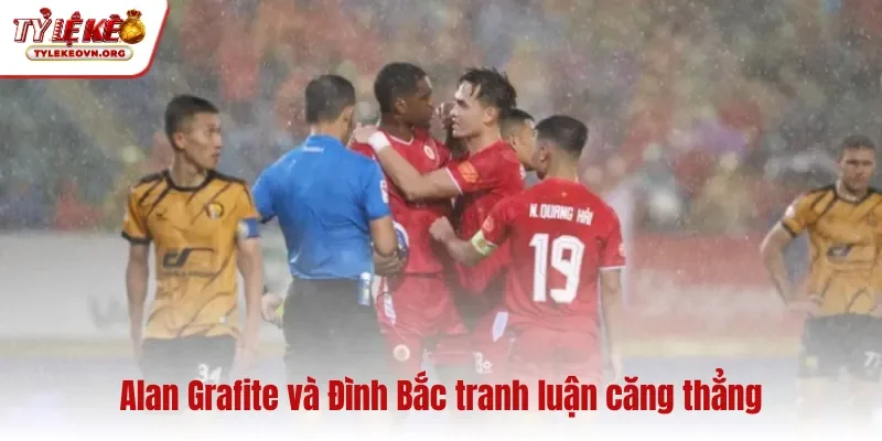Alan Grafite và Đình Bắc tranh luận căng thẳng