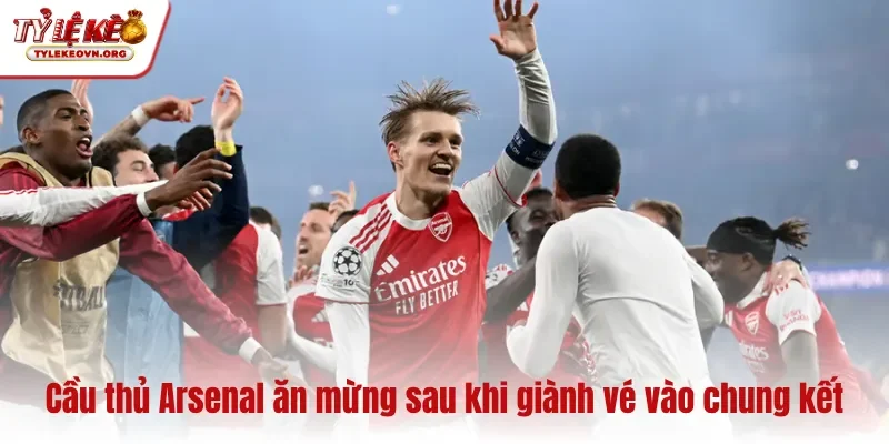 Cầu thủ Arsenal ăn mừng sau khi giành chiến thắng
