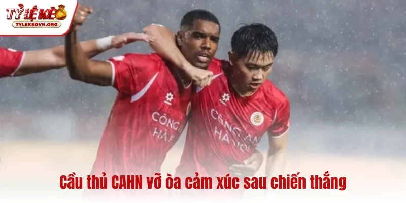 Cầu thủ CAHN vỡ òa cảm xúc sau chiến thắng