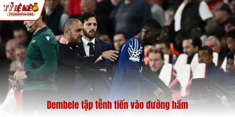 Dembele tập tễnh tiến vào đường hầm