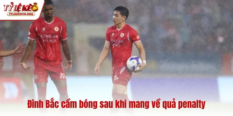 Đình Bắc cầm bóng sau khi mang về quả penalty