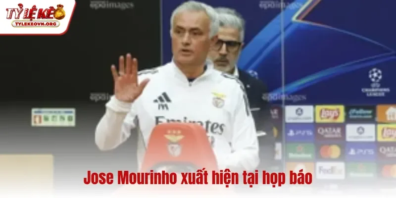Jose Mourinho xuất hiện tại họp báo