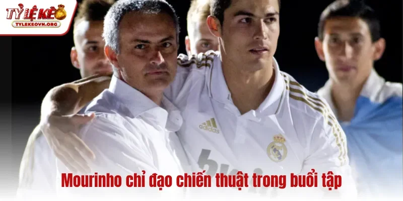 Mourinho chỉ đạo chiến thuật trong buổi tập