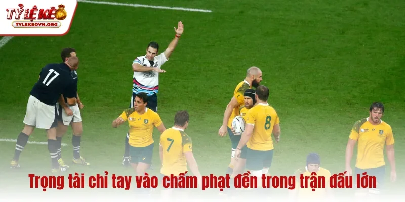 Trọng tài chỉ tay vào chấm phạt đền trong trận đấu lớn